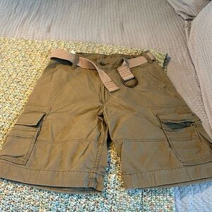 Men’s Levi cargo shorts with belt